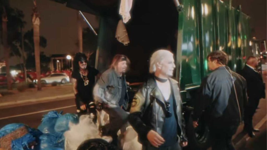 Mötley Crüe sorprendió al llegar a su concierto en el Troubadour dentro de un camión de basura
