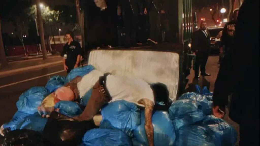Mötley Crüe sorprendió al llegar a su concierto en el Troubadour dentro de un camión de basura