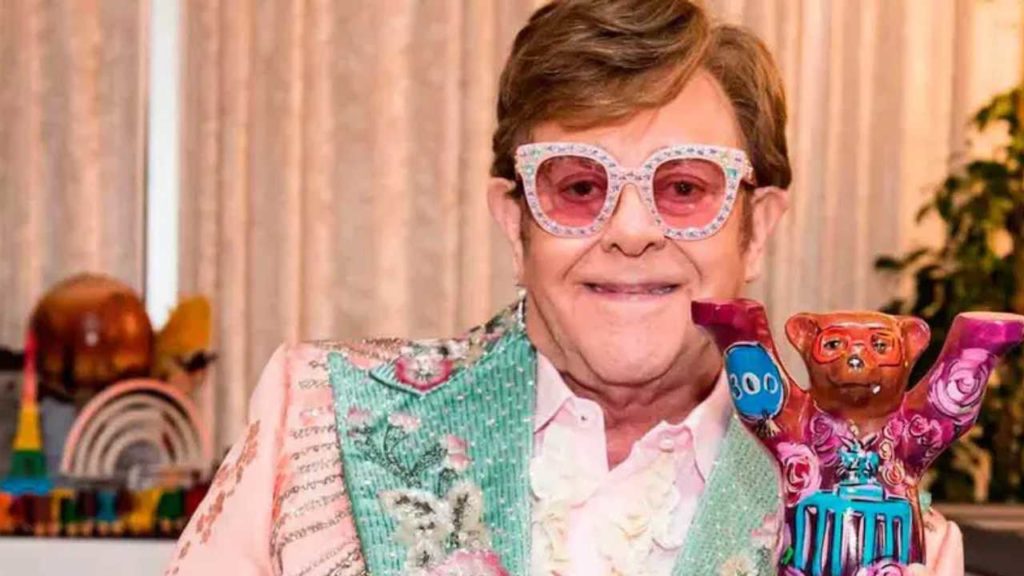 Elton John lucha contra una afección ocular que afecta su rutina