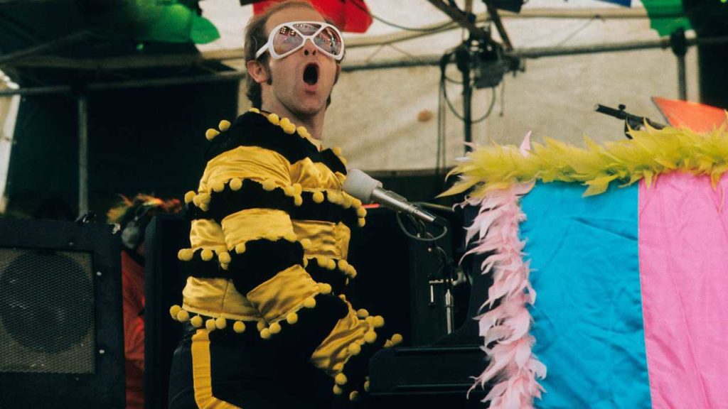 Elton John lucha contra una afección ocular que afecta su rutina