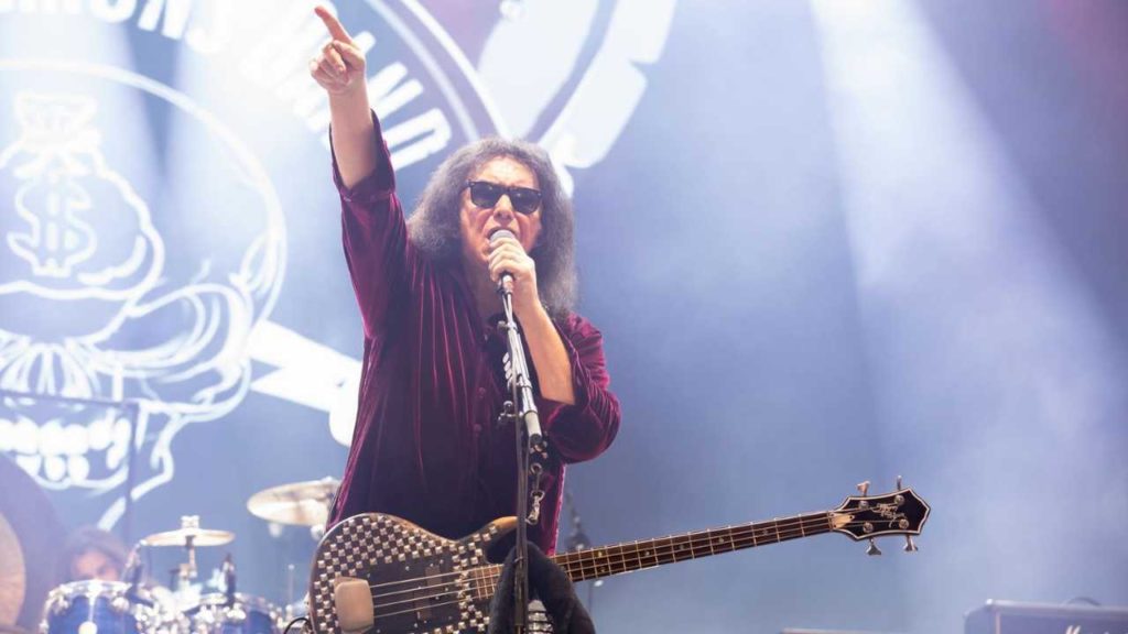 Gene Simmons ofrece paquetes exclusivos con acceso al backstage, pruebas de sonido y hasta la posibilidad de tocar un bajo usado por él