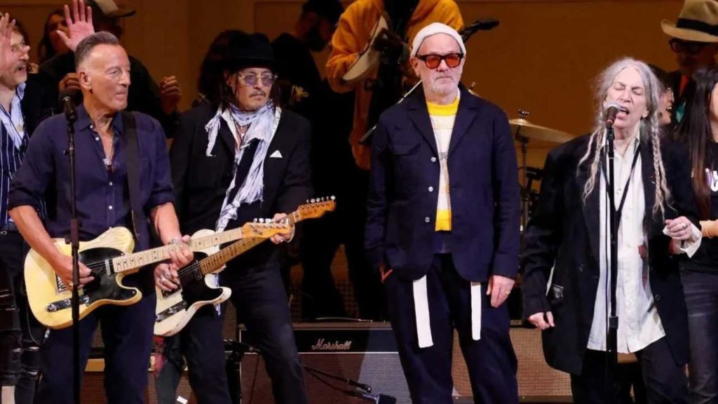 Un concierto estelar con Bruce Springsteen, Johnny Depp y Flea y más artistas celebra los 50 años de "Horses" y el legado de Patti Smith