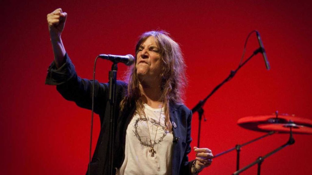 Un concierto estelar con Bruce Springsteen, Johnny Depp y Flea y más artistas celebra los 50 años de "Horses" y el legado de Patti Smith