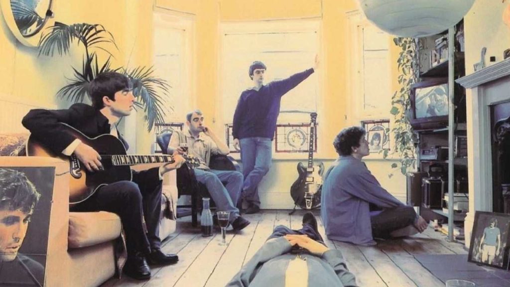 Quiénes son las figuras que acompañan el álbum debut de Oasis, un viaje a través del fútbol, la música y la cultura británica