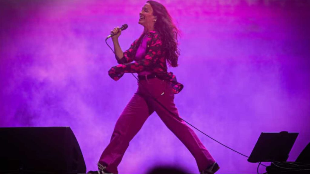 Alanis Morissette regresó a Chile tras 25 años, demostrando que su música sigue resonando