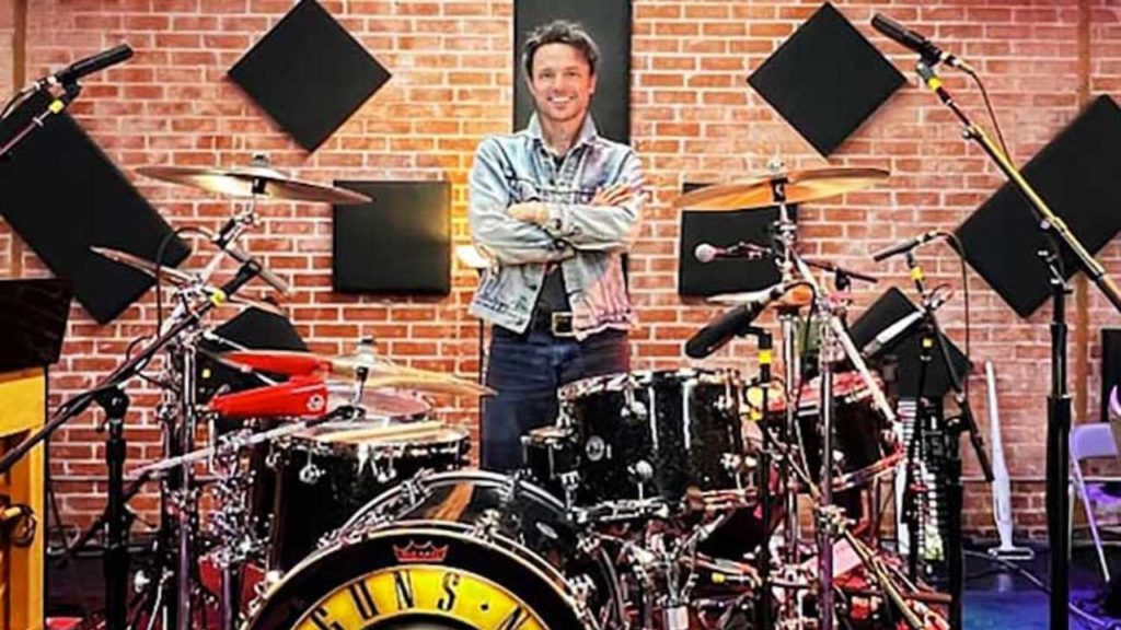 Guns N' Roses anuncia la incorporación de Isaac Carpenter como su nuevo baterista, tras la salida de Frank Ferrer