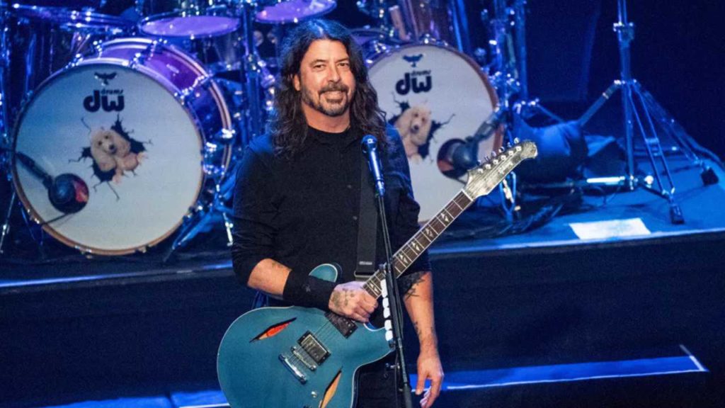 Dave Grohl revela su admiración por la legendaria cantante, destacando su fuerza, talento y espíritu indomable
