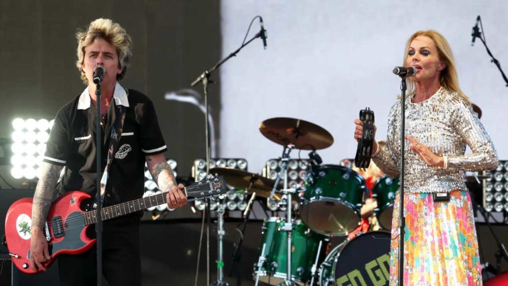 Billie Joe Armstrong sorprendió a la multitud al unirse a The Go-Go's para una interpretación de su clásico "Head Over Heels