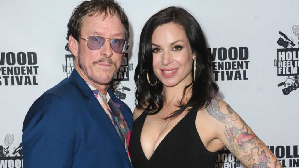 La esposa del bajista de Weezer en el ojo del huracán tras incidente con la policía: Acusada de intento de asesinato.