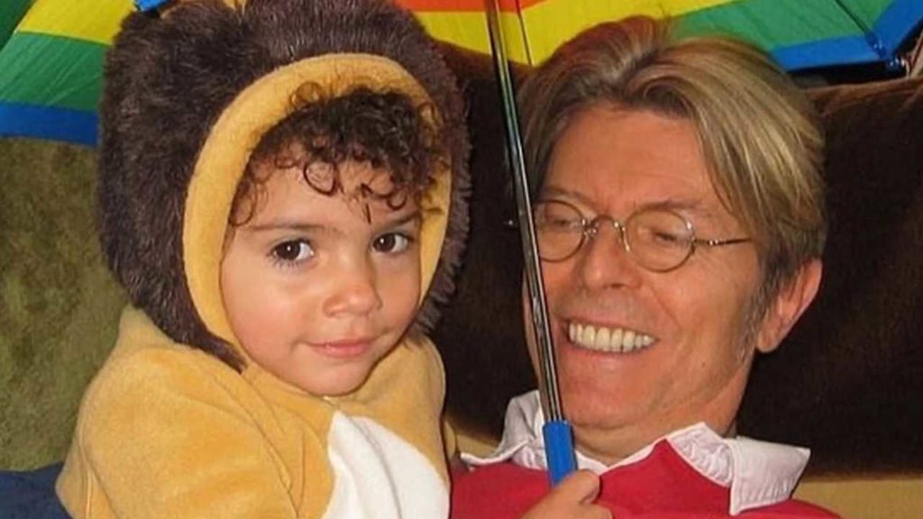 La hija de David Bowie irrumpe en la escena musical con un álbum debut íntimo y personal