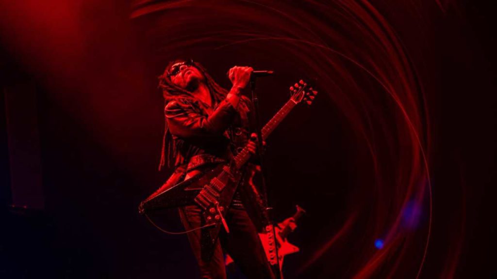Lenny Kravitz deslumbra con un clip sensual y lleno de energía que acompaña su más reciente tema
