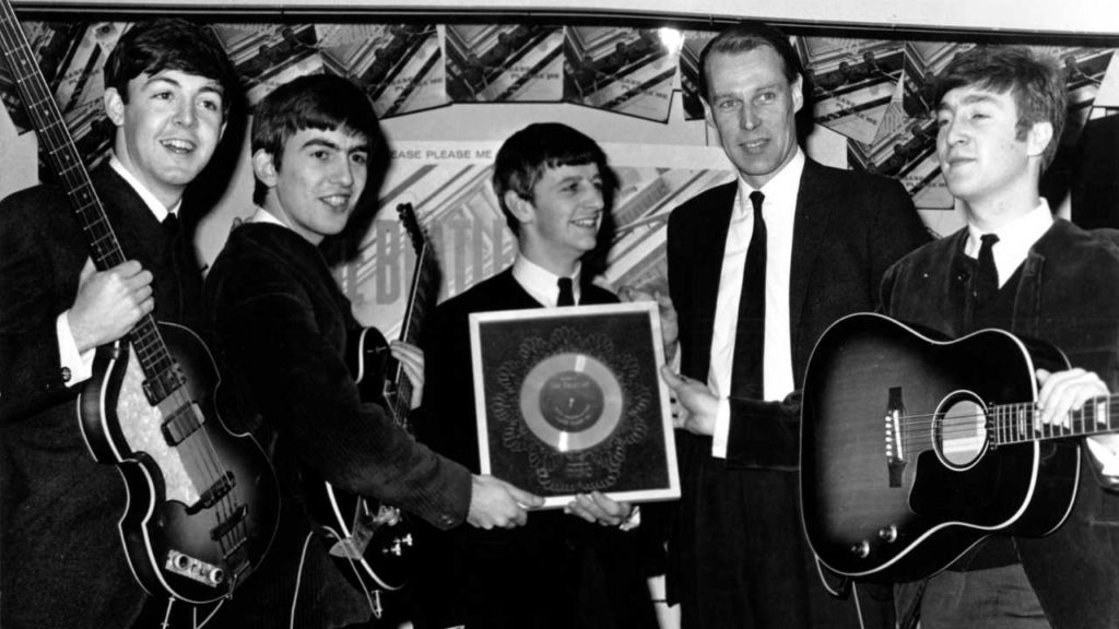 George Martin, el legendario productor conocido cariñosamente como "el quinto Beatle", cuya visión y maestría dieron forma al sonido icónico de The Beatles