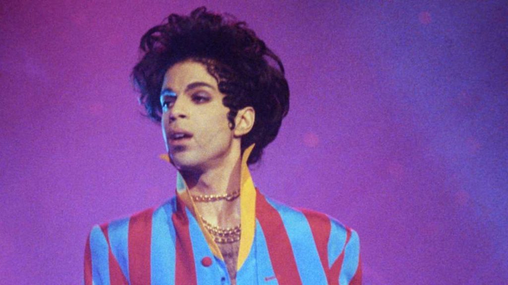 A casi una década de su trágica muerte por sobredosis accidental de fentanilo, recordamos la batalla silenciosa que libró Prince