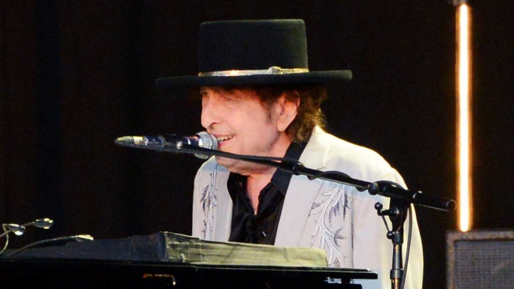 Cómo Bob Dylan redescubrió su humanidad a través de un simple pastel británico