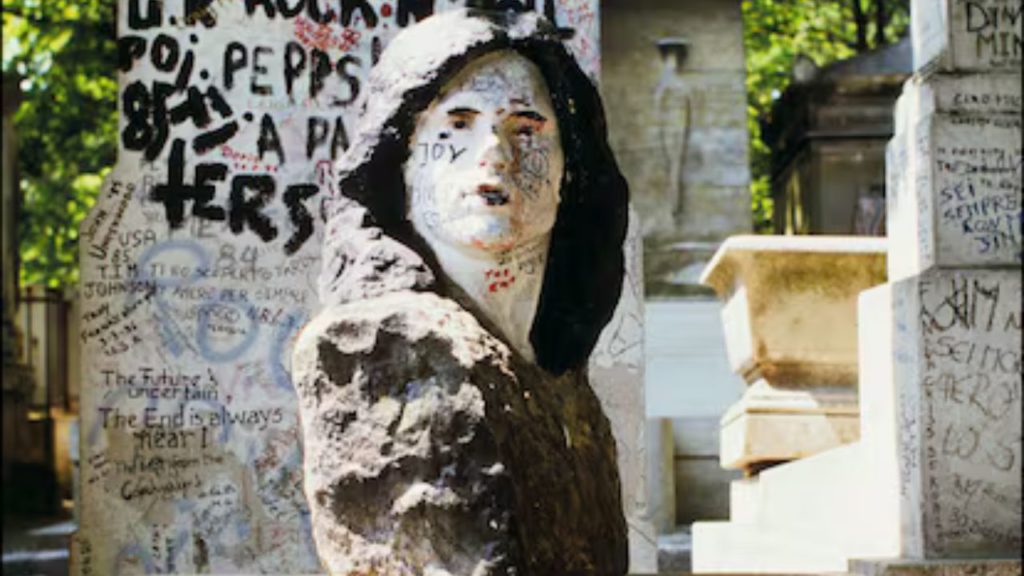 El busto de Jim Morrison reabre su legado en el cementerio Père-Lachaise