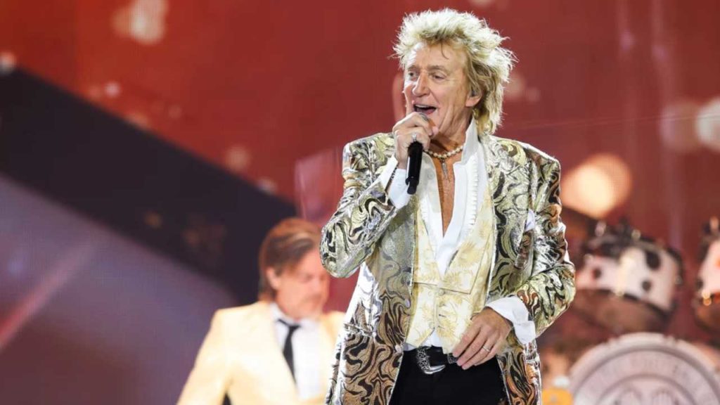 Rod Stewart sigue componiendo, nadando y corriendo a los 80 años