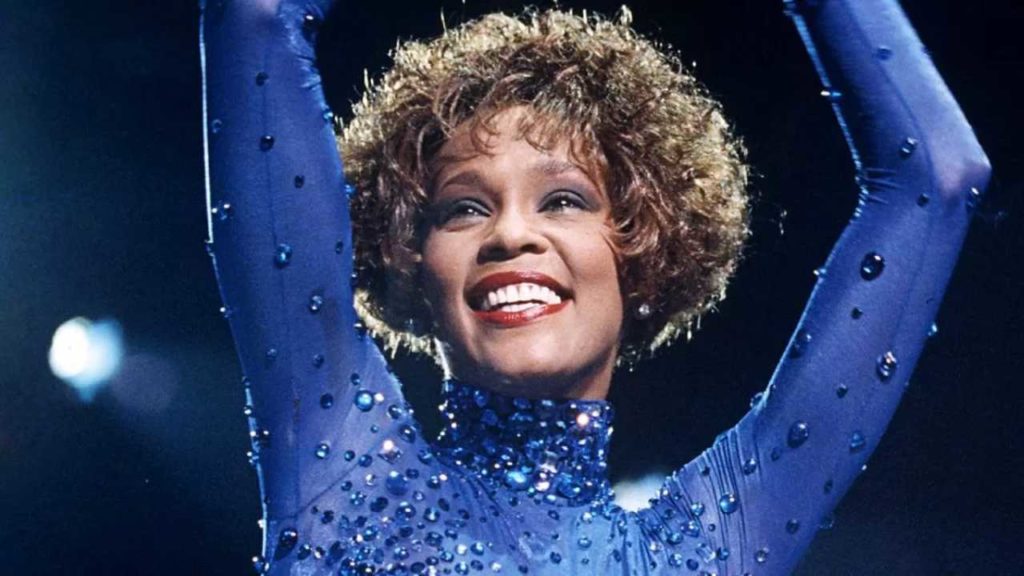 Whitney Houston redefinió el pop con su voz y presencia escénica