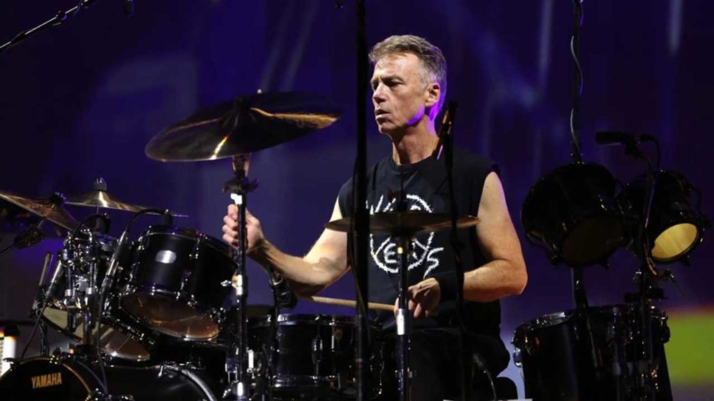 Pearl Jam cierra una era y revive su accidentado historial de bateristas
