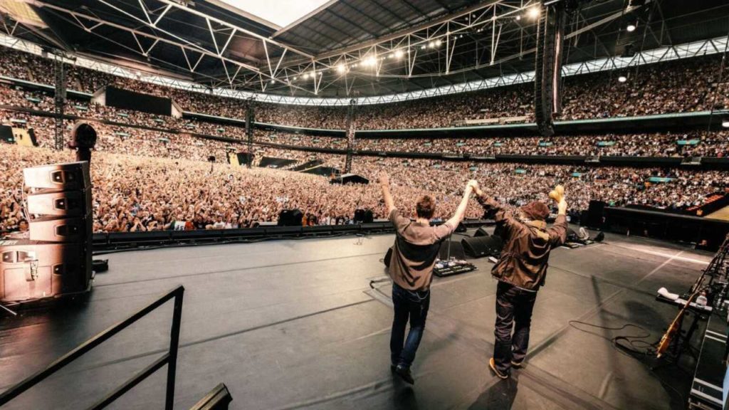 Oasis suma celebridades y nostalgia en una noche inolvidable
