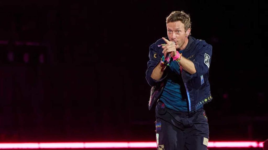 Chris Martin bromea en escena y deja claro que las cámaras están atentas