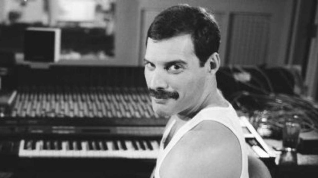 La hija de Freddie Mercury defiende su vínculo y desafía a Mary Austin
