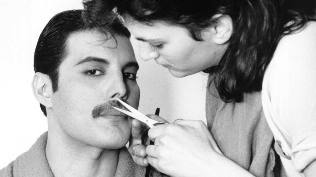 La hija de Freddie Mercury defiende su vínculo y desafía a Mary Austin