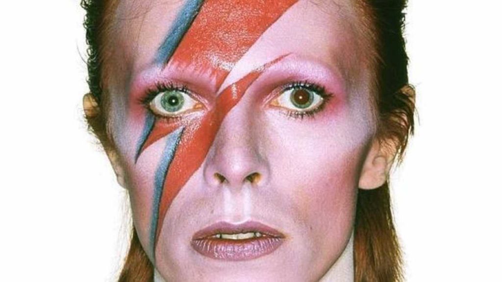 David Bowie y el golpe adolescente que construyó su imagen
