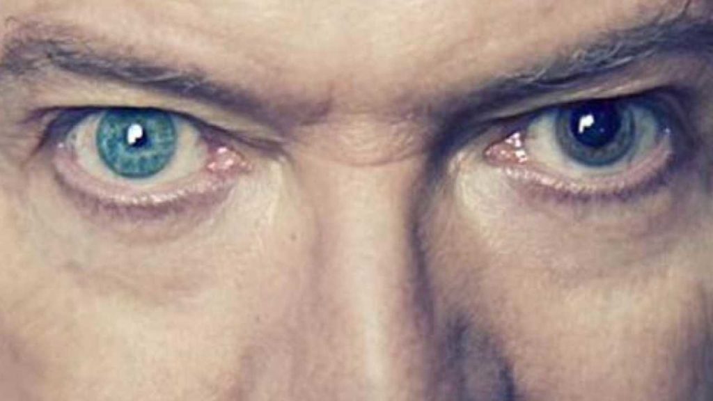 David Bowie y el golpe adolescente que construyó su imagen