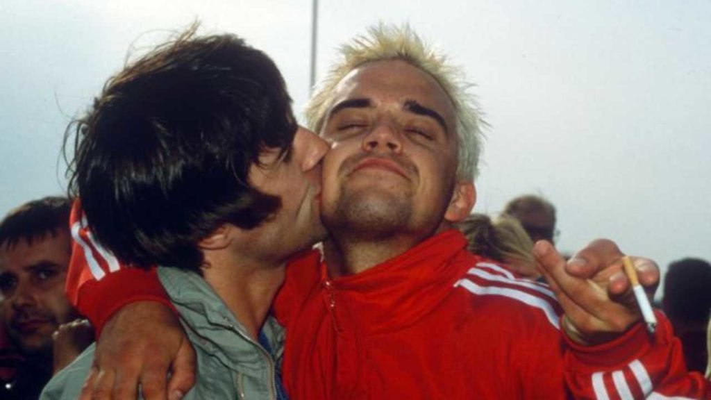 Robbie Williams prepara nuevo álbum mientras celebra el regreso de Oasis