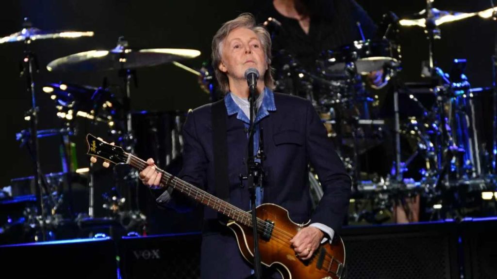 Paul McCartney emociona con “Help!” tras décadas