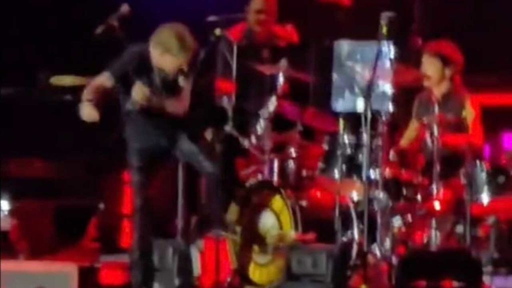 Axl Rose se enfrenta al baterista y al escenario