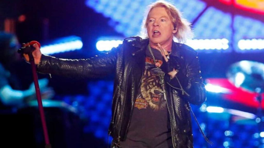 Axl Rose se enfrenta al baterista y al escenario