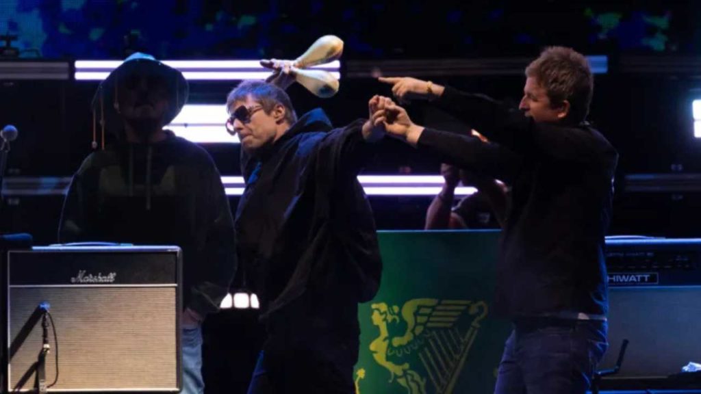 Oasis y el simbolismo del abrazo: la hermandad vuelve a escena