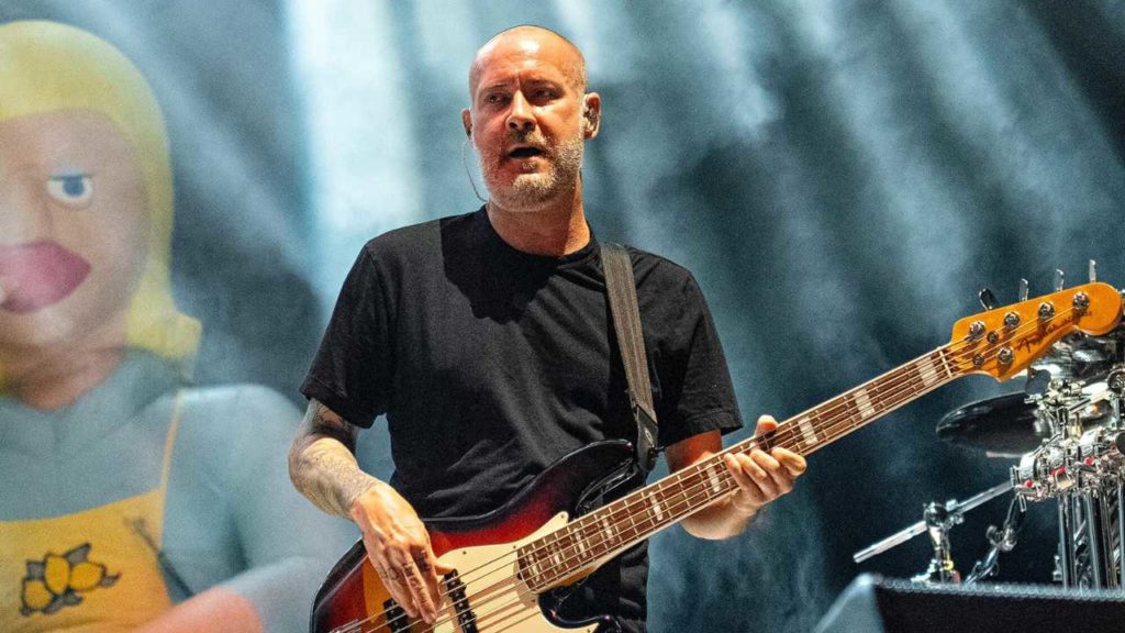 Un tributo conmovedor: Limp Bizkit revive el legado de Sam Rivers sobre el escenario