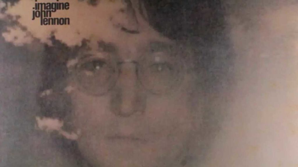 John Lennon: creatividad, angustias y un destino truncado justo en el punto más alto