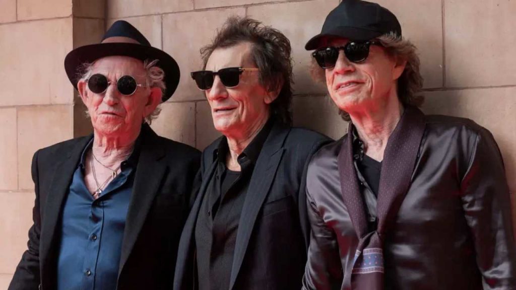 Rolling Stones miran al estudio mientras el escenario espera