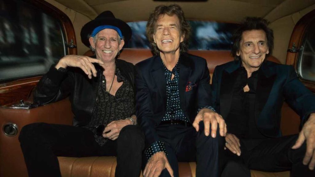 Rolling Stones miran al estudio mientras el escenario espera