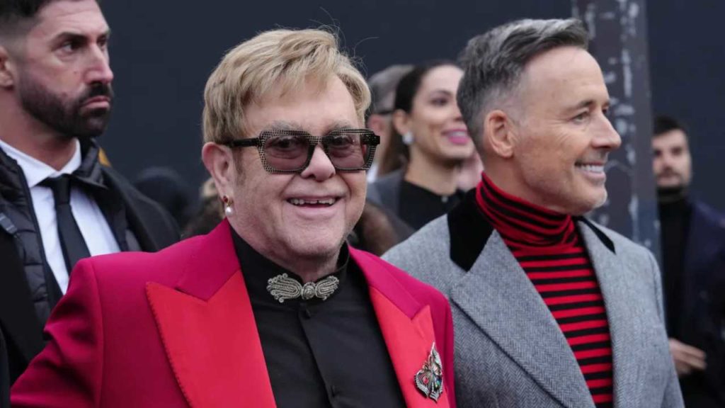 Elton John cuestiona los límites del periodismo sensacionalista