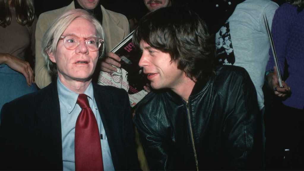 Mick Jagger frente a un ícono del arte pop