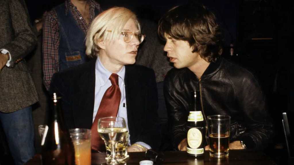 Mick Jagger frente a un ícono del arte pop