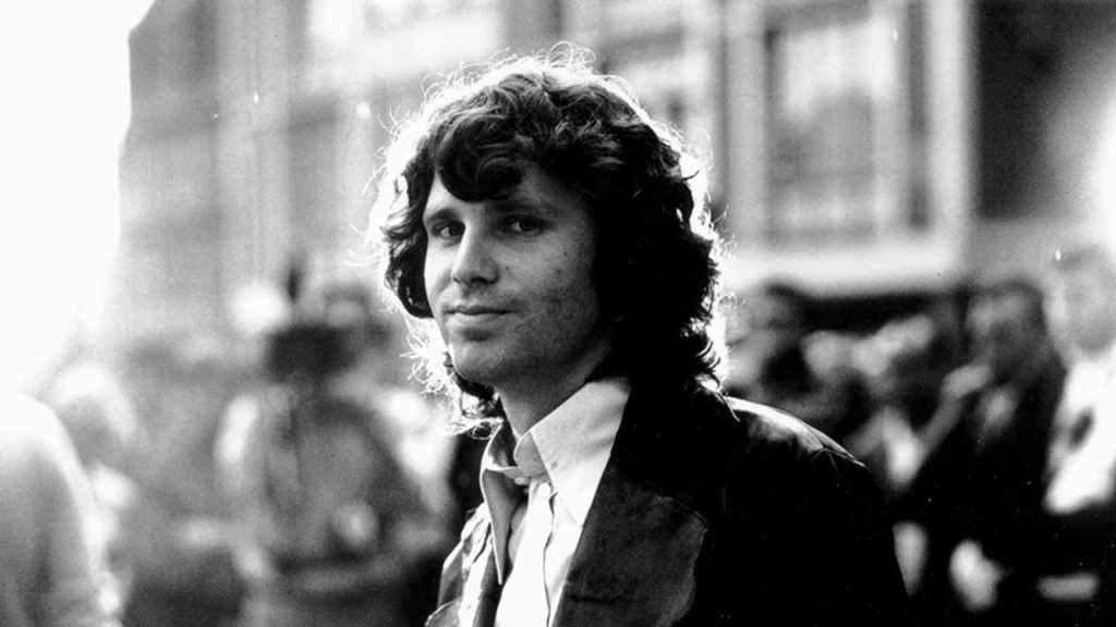 Jim Morrison: poesía, alcohol y el último eco de The Doors