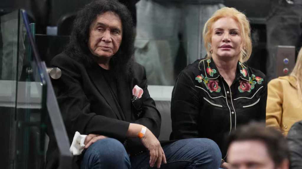 Gene Simmons mantiene su actividad mientras avanza el caso