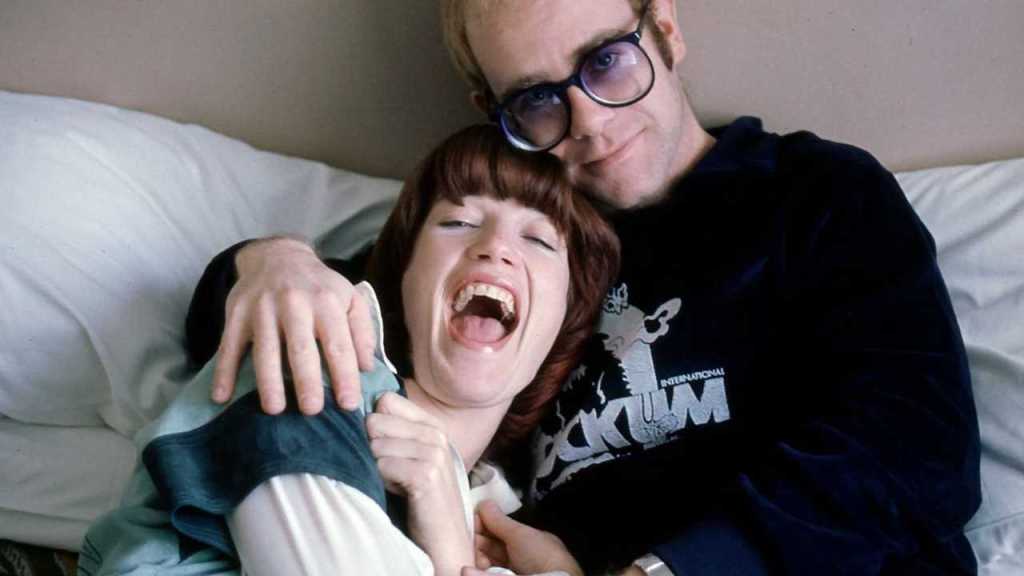 Elton John grabó el tema entre dos continentes