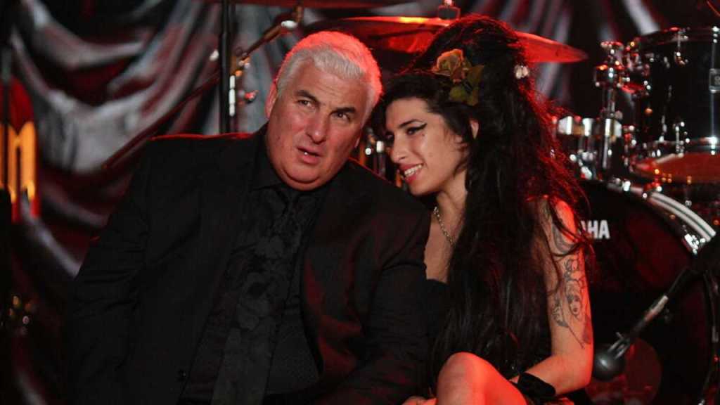 Padre de Amy Winehouse deberá pagar una millonaria suma tras el fallo