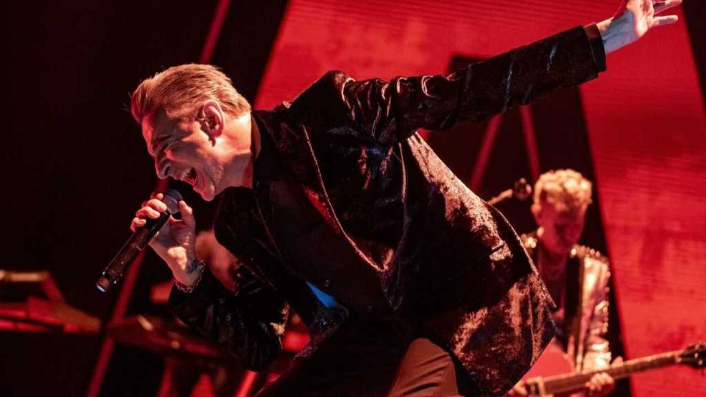 Depeche Mode convirtió la canción en un ritual colectivo