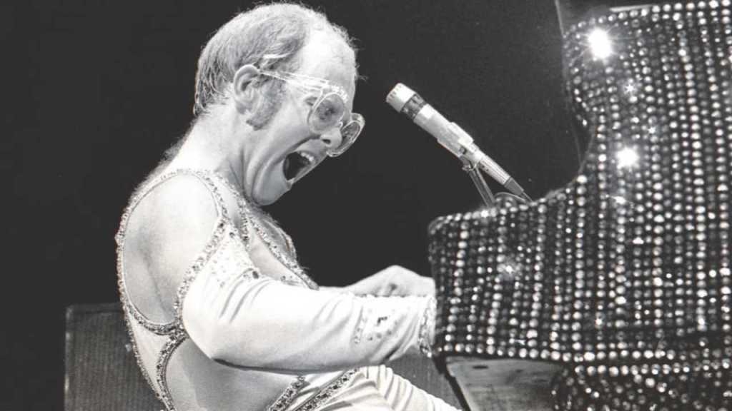 Elton John sorprende con una canción muy ligada a Brasil