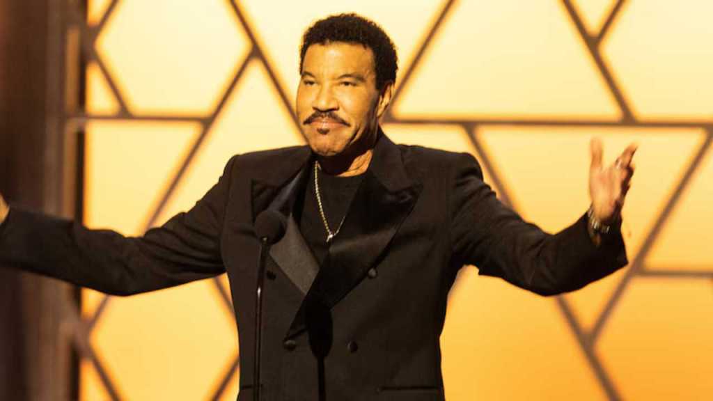 Lionel Richie continúa bajo observación médica