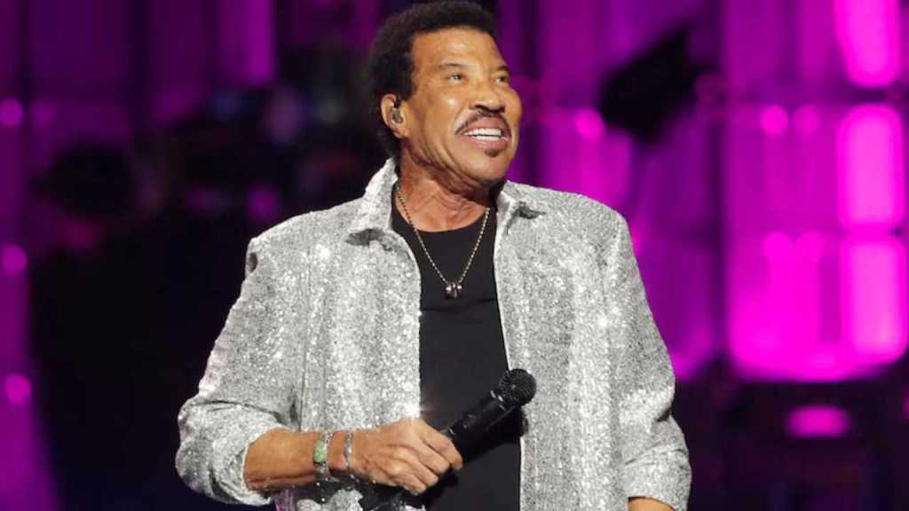 Lionel Richie continúa bajo observación médica