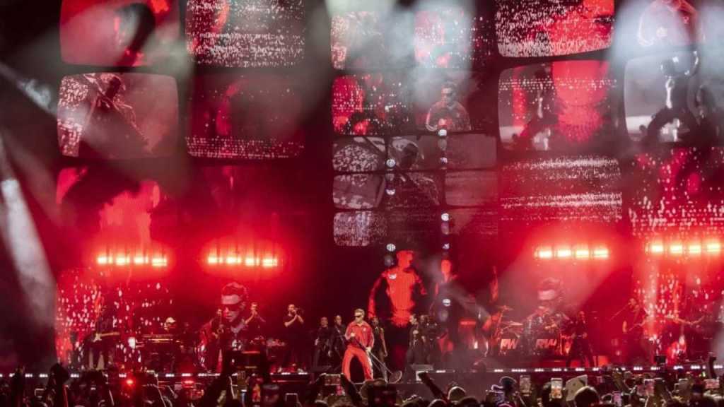 Robbie Williams combina Britpop, nostalgia y confesiones personales