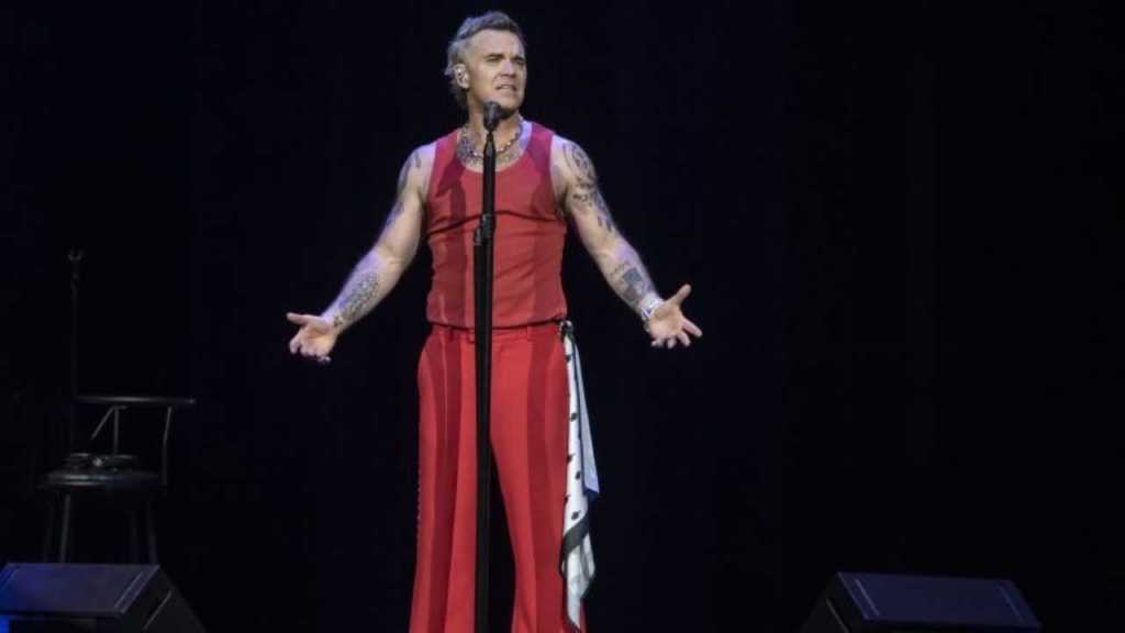 Robbie Williams combina Britpop, nostalgia y confesiones personales